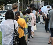 비수도권 확진자 500명 돌파..정은경 "아직 정점 아니다"