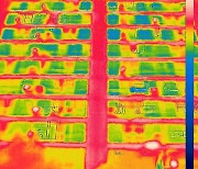 폭염, 밤에도 멈추지 않는 가정집 에어컨들