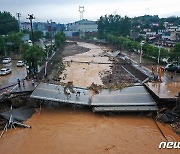 '불어난 강물로 끊어진 도로'..中 홍수 피해 이어져