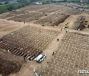 '코로나19 하루 사망자 세계 1위'..빼곡한 인니 공동묘지