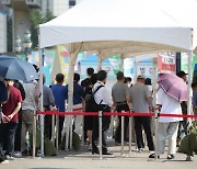 오후 9시 현재 1396명 신규 확진..4단계 극약처방에도 확산세 여전