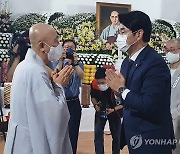 박용진 의원, 월주스님 빈소 조문