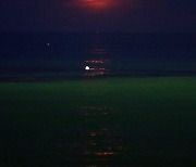 밤바다 밝히는 보름달