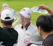 [포토]김한별 '동료들의 폭포수 우승 축하 세레모니'