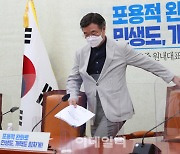 [포토]자리에 앉는 윤호중 원내대표