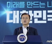 文대통령, '첫 금메달' 안산·김제덕에 축하.."우리 양궁 저력 보여줬다"