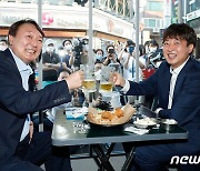 건배하는 이준석과 윤석열