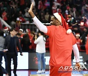 설명이 필요 없는 KBL 역대 최고 외인 헤인즈, 코트 떠난다