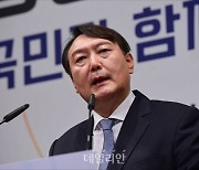 [단독] 윤석열 "이제부터 배우만 하겠다"..대권행보 방향전환 시사