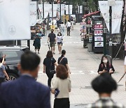 휴가철·'풍선효과' 확산하자.. 비수도권 밤10시·4인 제한