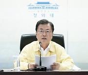 "짧고 굵은 거리두기" 말했던 문 대통령, "고통 길어져 매우 송구"