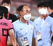 [올림픽포토]김학범 감독, '4-0 대승에 숨길 수 없는 미소'