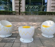 강남 테헤란로에 달걀 의자가..트루진스 오보덤 벤치 설치