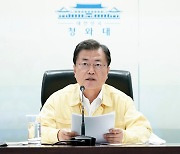 문 대통령 "확산세 중대 기로..비수도권 3단계 일괄 상향"(종합)