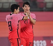 패널티킥 성공시킨 뒤 축하 받은 이강인