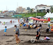 흐린 날씨 속 제주 해수욕장