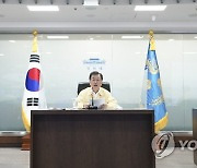 [2보] 문대통령 "비수도권, 내일부터 3단계로 일괄 상향"