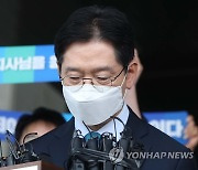 與 "尹, 문대통령 겨냥 진실호도..정치공작·구태정치"