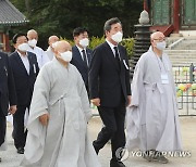 금산사 경내 둘러보는 이낙연 후보