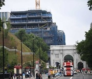 BRITAIN MARBLE ARCH MOUND