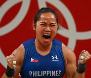[도쿄올림픽]'필리핀 작은 거인' 디아스, 224kg 번쩍..첫 금메달