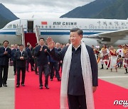 美보란듯이 시진핑, 中국가주석으로는 첫 티베트 평화해방 축하