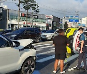 환자 태운 119구급차, 교차로 추돌사고로 3명 경상