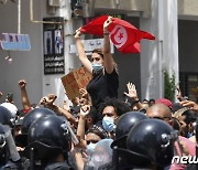 반정부 시위 격화되자 튀니지 대통령, 총리 해임·국회 정지