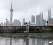 태풍 인파, 상하이 상륙에 강풍과 폭우..항공기 운항 일시 중단