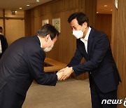 악수 나누는 윤석열·오세훈