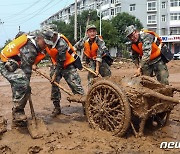 홍수 피해 복구에 구슬땀 흘리는 中 군인