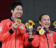 [올림픽] 일본 탁구, 만리장성 넘었다..혼복서 사상 첫 '금메달' 이변