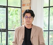 [인터뷰④] 김윤석 "류승완 감독, '신발도 안 벗고 자겠다' 생각 들 정도로 현장서 고군분투"('모가디슈')