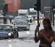 영국 런던에도 '기록적 폭우'..도로 끊기고 응급실 침수도