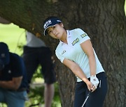 러프에서 샷을 시도하는 이정은6 [LPGA 에비앙 챔피언십]