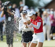 이민지의 우승을 축하해주는 리디아 고 [LPGA 에비앙 챔피언십]