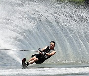 [Photo] Water skiers beat the heat on Han River