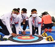 김제덕-김우진-오진혁 '금메달 과녁에 금메달 사인' [MK포토]