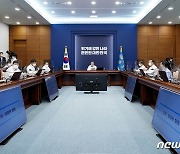 "월급쟁이가 봉이냐"..文, 양해 구했지만 '지원금' 또 형평성 논란