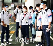 [MD포토] 야구대표팀 '일본 공항 빠져나오기 힘드네요'
