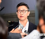 "공인 아닌데 포토라인 부당"..'검사 스폰서' 2심 배상 판결