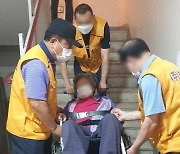 폭염에 승강기 교체로 두달째 계단으로 17층 오르내리는 인천 LH 임대아파트 주민 "무시하나"