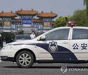 톈진 미중 고위급 회담장 앞 지나는 중국 공안 차량