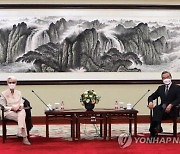 방중 셔먼, '인권탄압·코로나기원' 압박..북한문제 협력도 강조