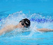 150m까지 1위 기록한 황선우..英 BBC, "엄청난 속도" 극찬