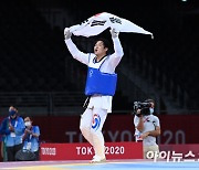 [올림픽포토]태극기 휘날리는 인교돈, '한국 태권도 두 번째 메달'