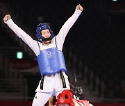 [속보] 이다빈, 1초 남기고 머리 공격 성공..태권도 첫 금 보인다