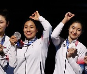 한 많은 여자 에페, 코로나 아픔 이겨내고 눈물의 '은메달'[Tokyo 2020]