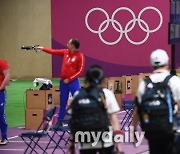 [MD포토] 진종오-추가은 '도쿄올림픽 10m 공기권총 혼성 단체전 1차전 탈락'