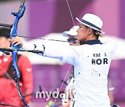 '올림픽 최초 3관왕 도전' 김제덕, 양궁 男개인전 가볍게 32강행[도쿄올림픽]